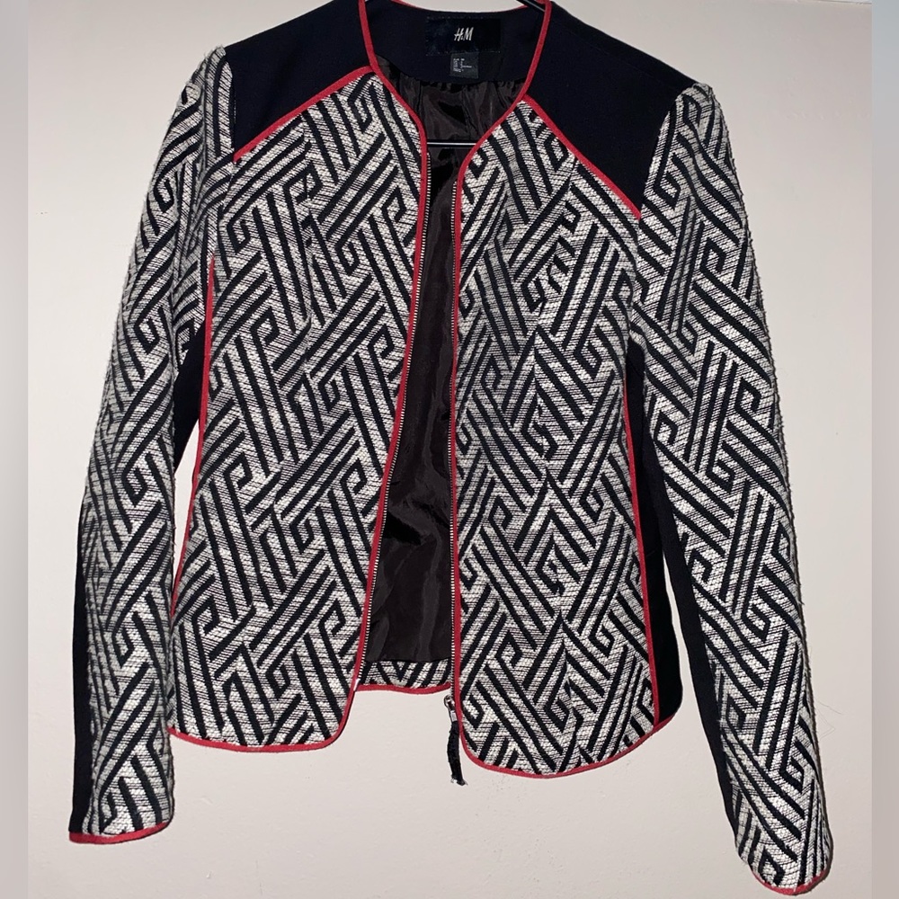 H&M women formal zipper jacket, Size S in the jacket says 6 but fits like an S.